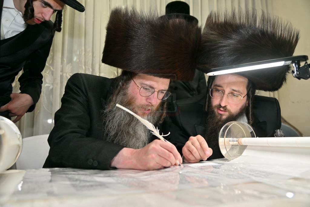 הכנסת ספר תורה לבית המדרש הגדול ויז'ניץ
