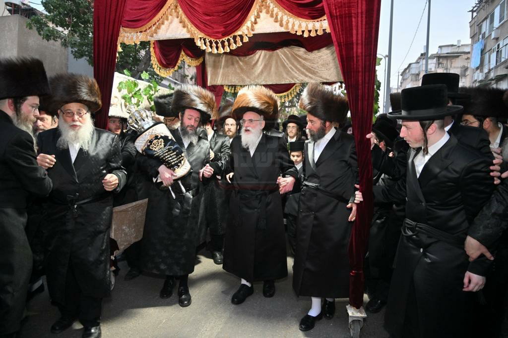 הכנסת ספר תורה לבית המדרש הגדול ויז'ניץ