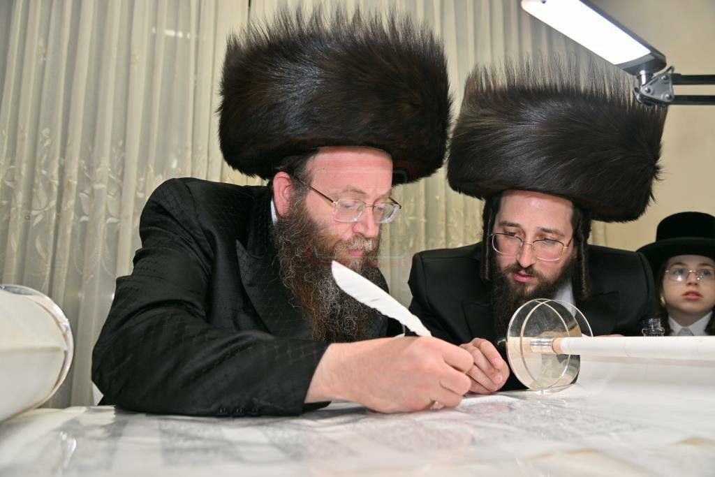 הכנסת ספר תורה לבית המדרש הגדול ויז'ניץ