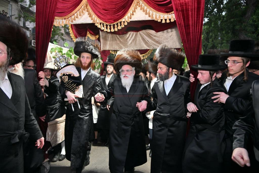 הכנסת ספר תורה לבית המדרש הגדול ויז'ניץ