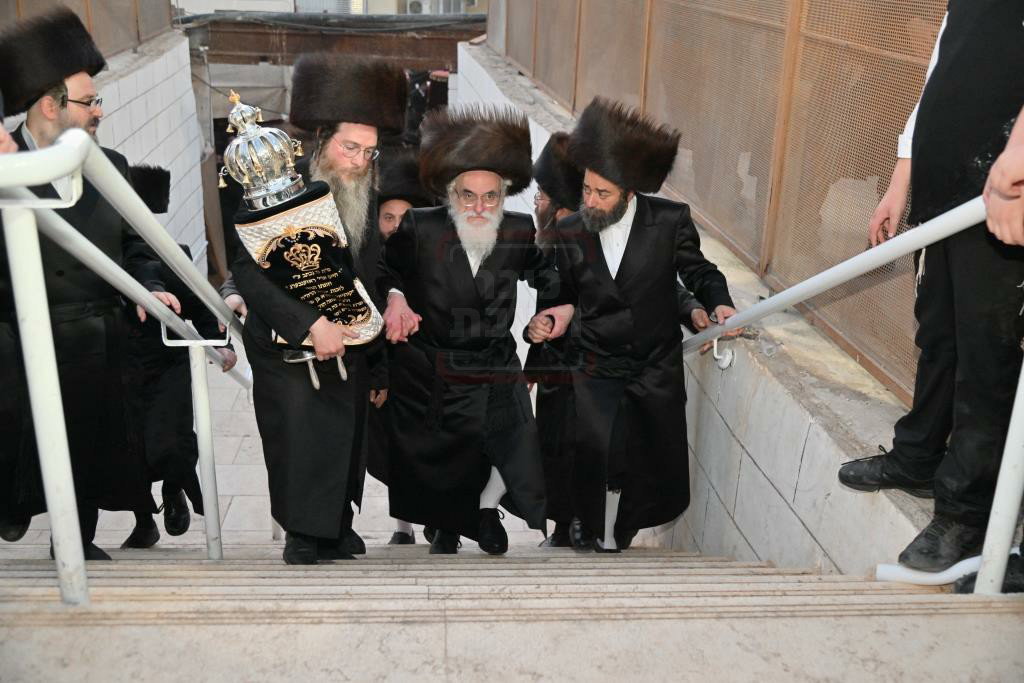 הכנסת ספר תורה לבית המדרש הגדול ויז'ניץ