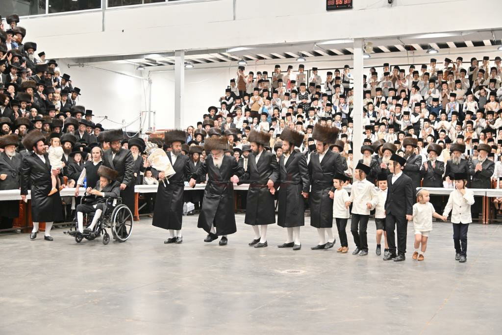הכנסת ספר תורה לבית המדרש הגדול ויז'ניץ