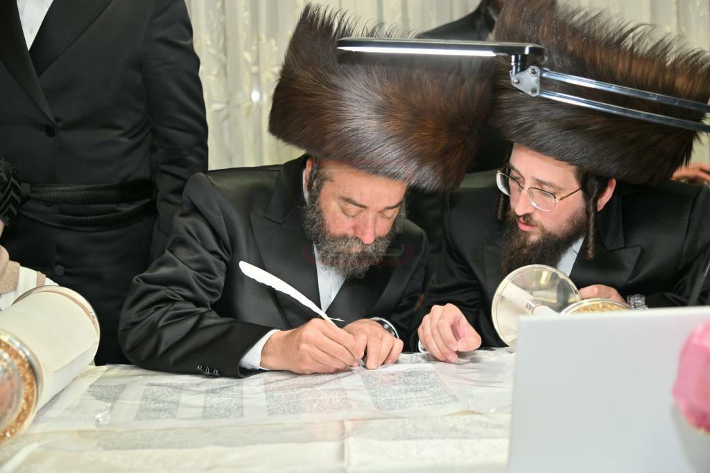 הכנסת ספר תורה לבית המדרש הגדול ויז'ניץ