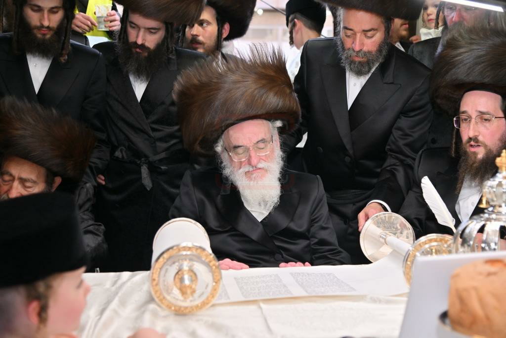 הכנסת ספר תורה לבית המדרש הגדול ויז'ניץ