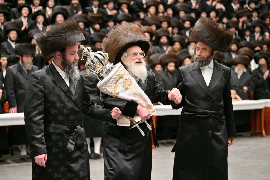 הכנסת ספר תורה לבית המדרש הגדול ויז'ניץ