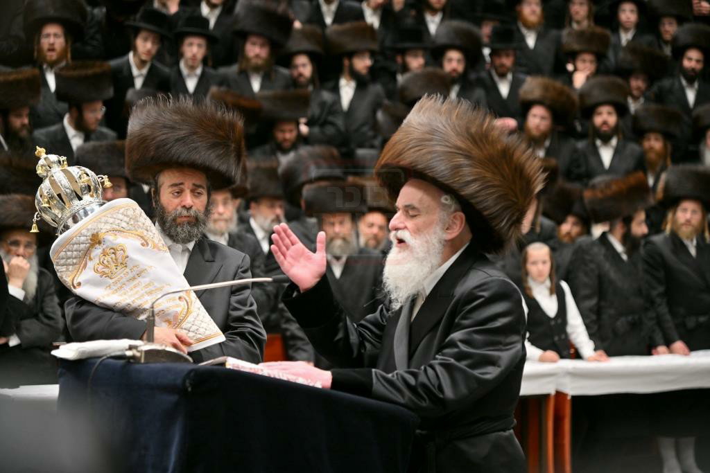 הכנסת ספר תורה לבית המדרש הגדול ויז'ניץ