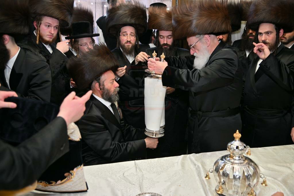הכנסת ספר תורה לבית המדרש הגדול ויז'ניץ