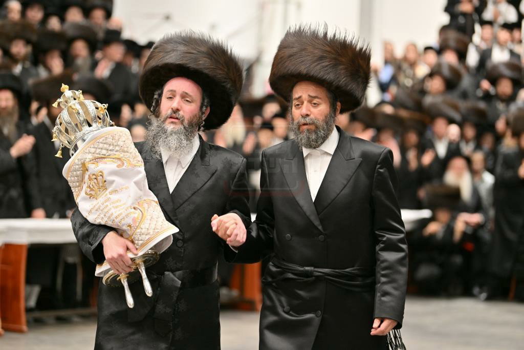 הכנסת ספר תורה לבית המדרש הגדול ויז'ניץ