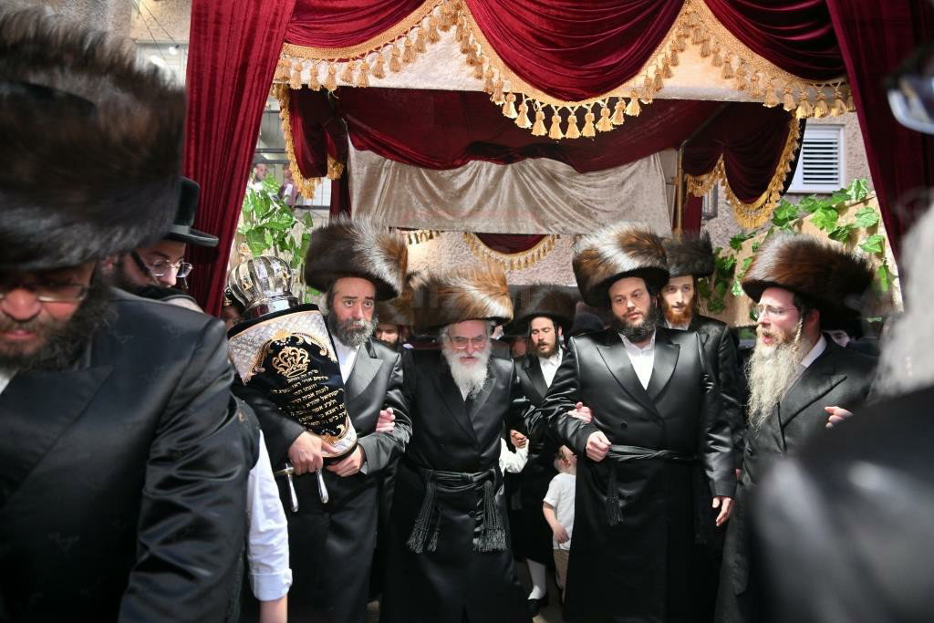 הכנסת ספר תורה לבית המדרש הגדול ויז'ניץ