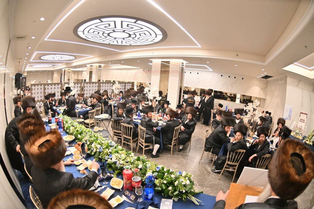 הכנסת ספר תורה לבית המדרש הגדול ויז'ניץ