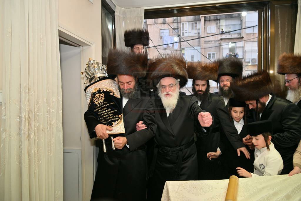 הכנסת ספר תורה לבית המדרש הגדול ויז'ניץ