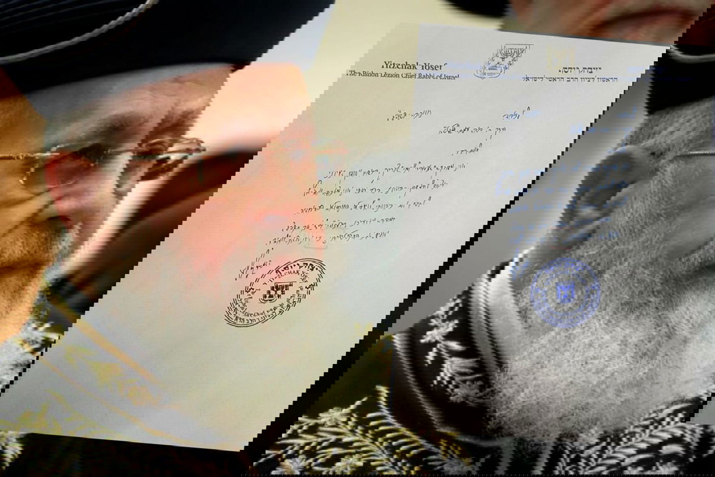 הראש"ל לצד כתב ידו