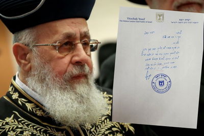 הראש"ל לצד כתב ידו