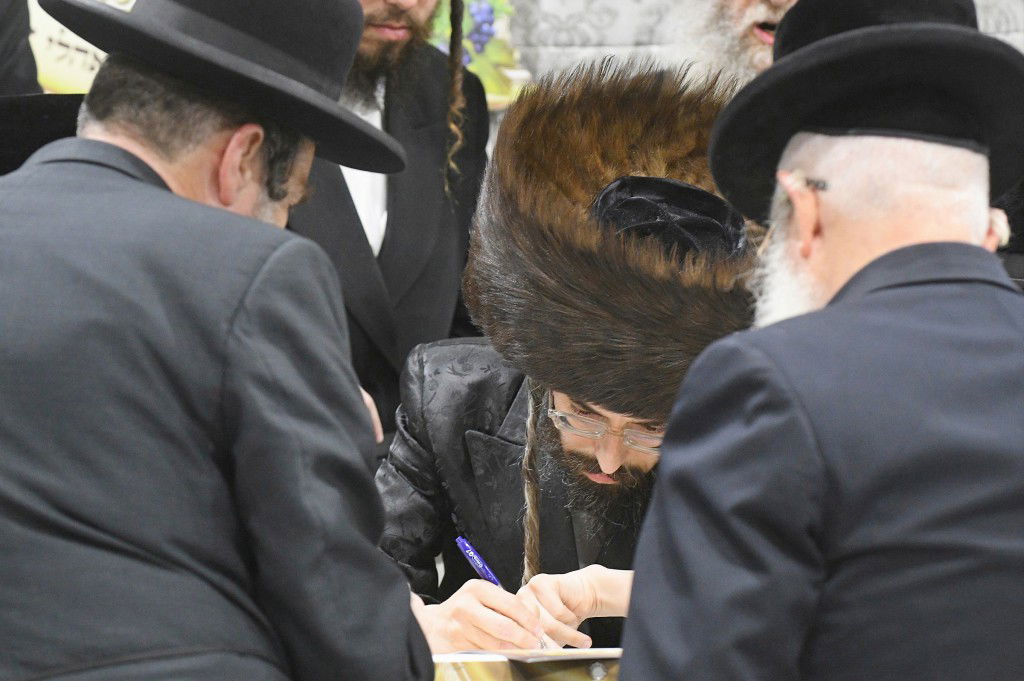 שמחת התנאים - בת האדמו"ר מזוועהיל עם נכד האדמו"ר מטשארנאביל