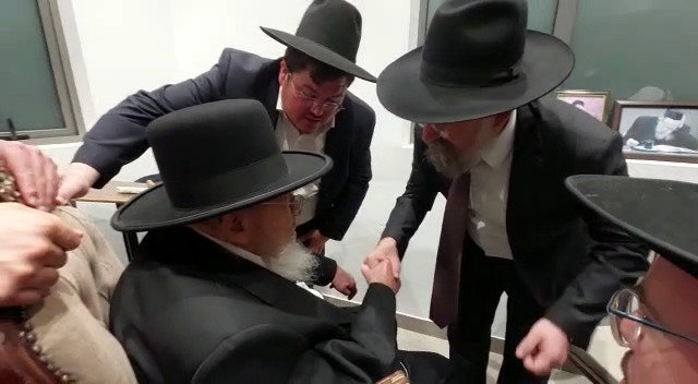 יו"ר דגל התורה בבית שמש מתברך לפני שבועות ספורים מזקן חברי המועצת 