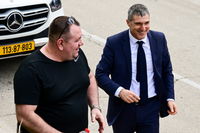 זדורוב עם עורך דינו לאחר הזיכוי