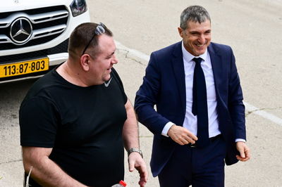 זדורוב עם עורך דינו לאחר הזיכוי