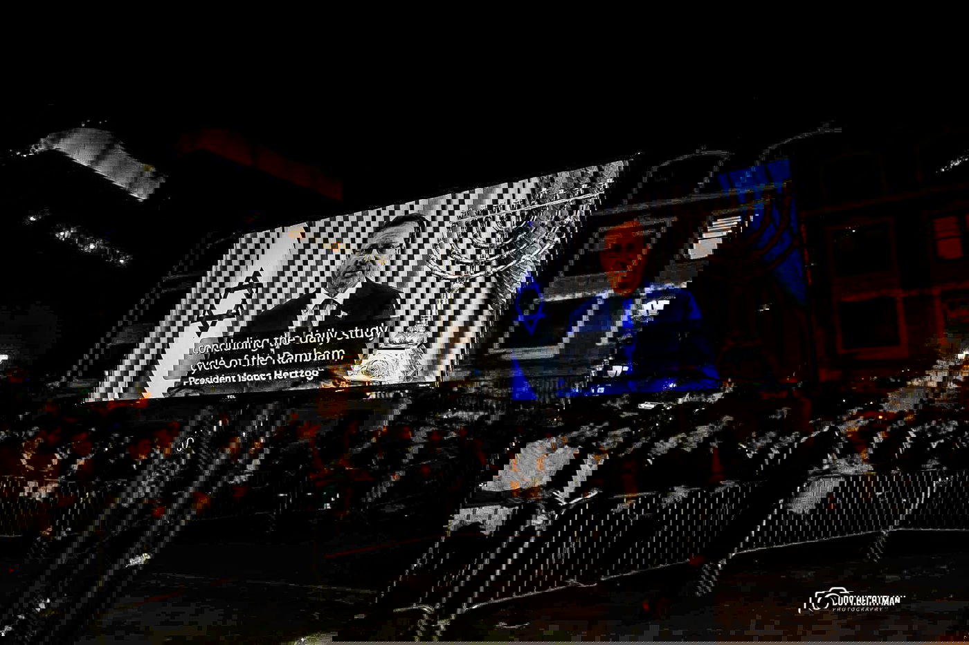 מול 770 החב"די: כ-15,000 חסידים חגגו את "סיום הרמב"ם"