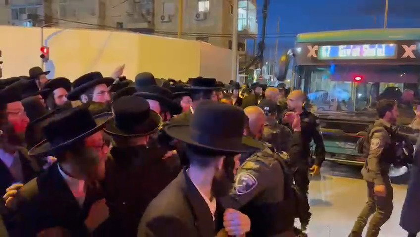 שוטרי משטרת ירושלים מפזרים אמש את המפגינים