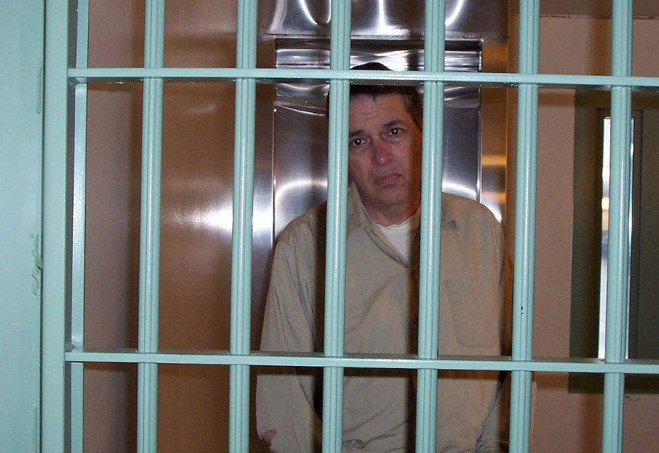 הנסן בתא בבית הכלא