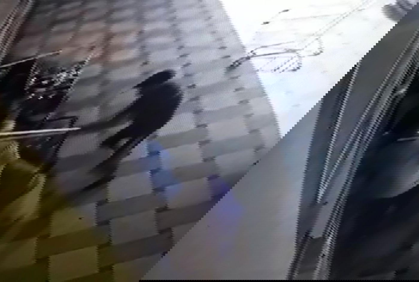 במכונת מחזור בקבוקים: התחיל להכות עם מוט ברזל - ונתפס