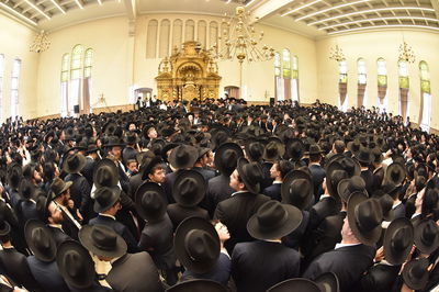 היכל ישיבת בפוניבז' בעת מסע הלוויה