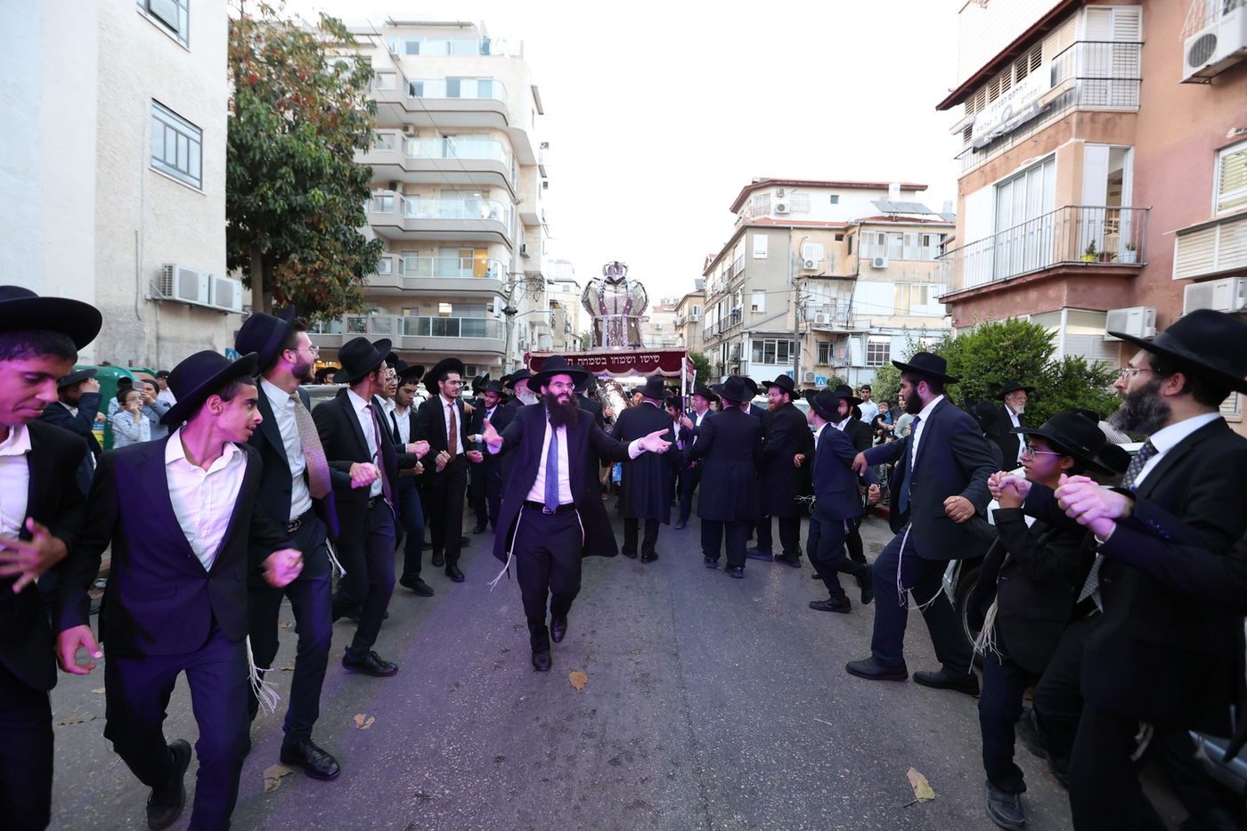 הכנסת ספר תורה לישיבת 'דעת חכמה'