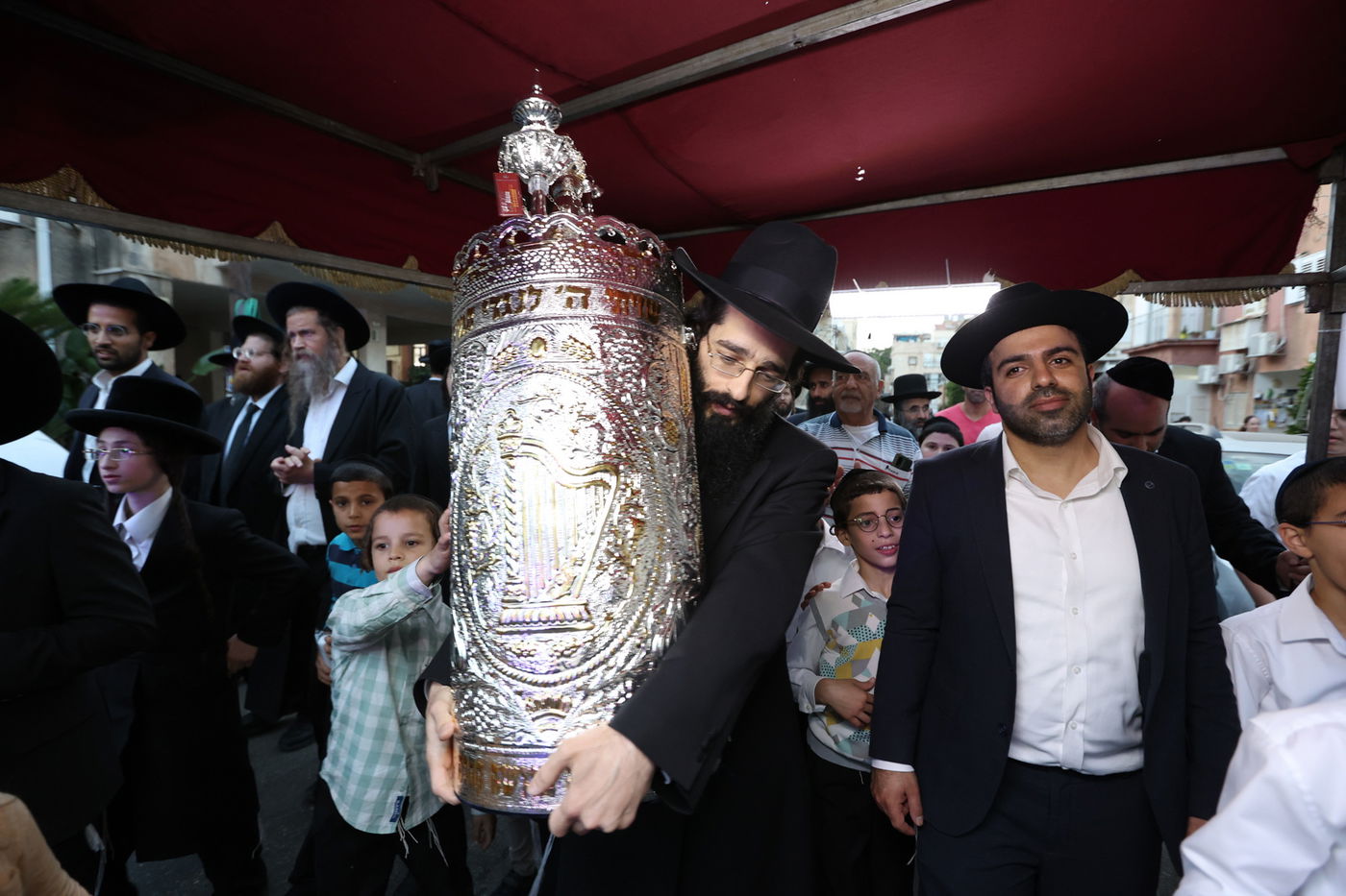 הכנסת ספר תורה לישיבת 'דעת חכמה'