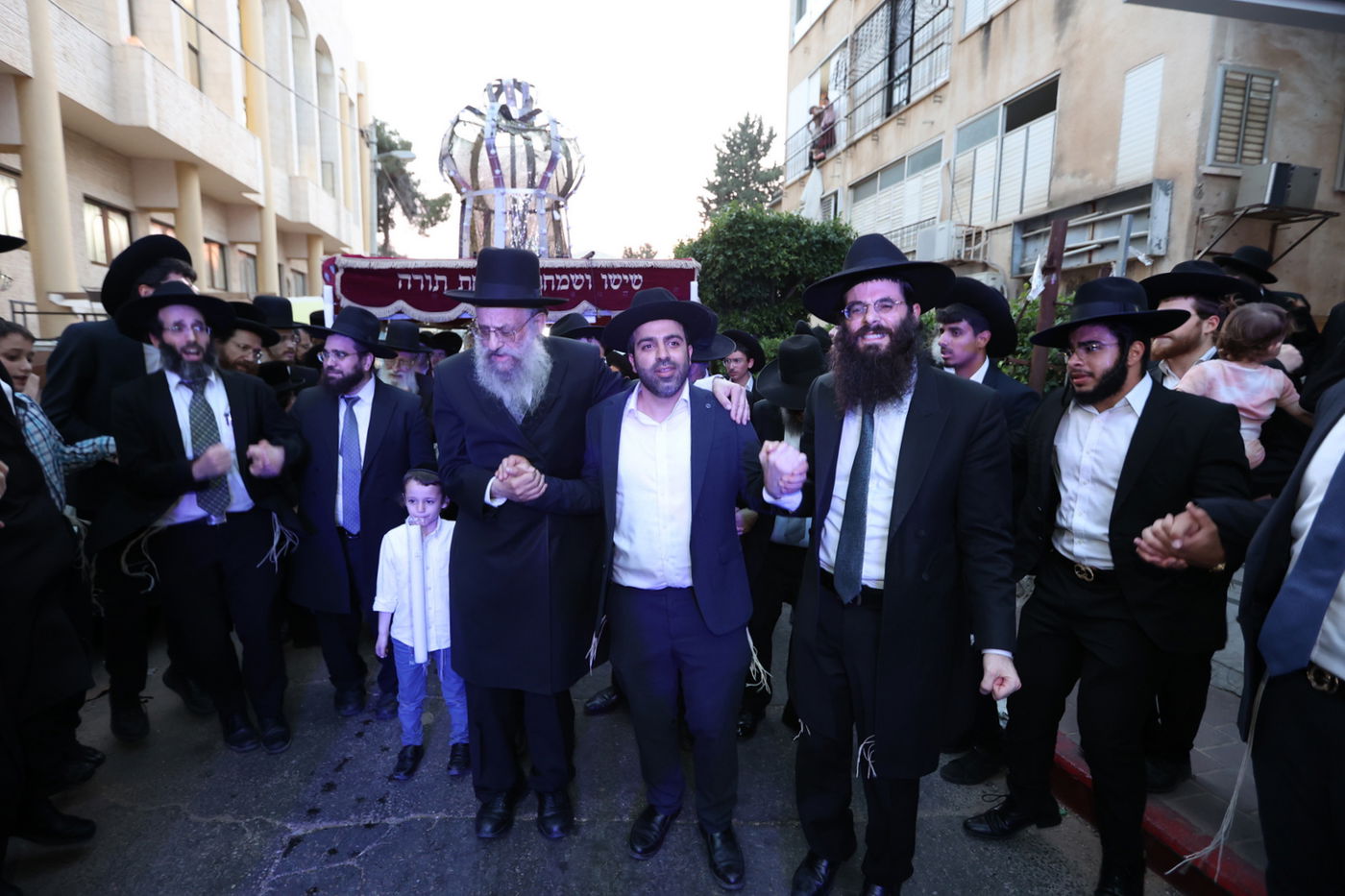 הכנסת ספר תורה לישיבת 'דעת חכמה'