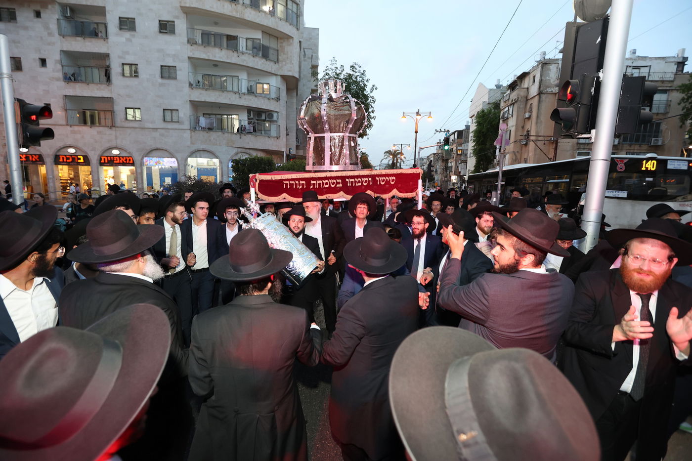 הכנסת ספר תורה לישיבת 'דעת חכמה'