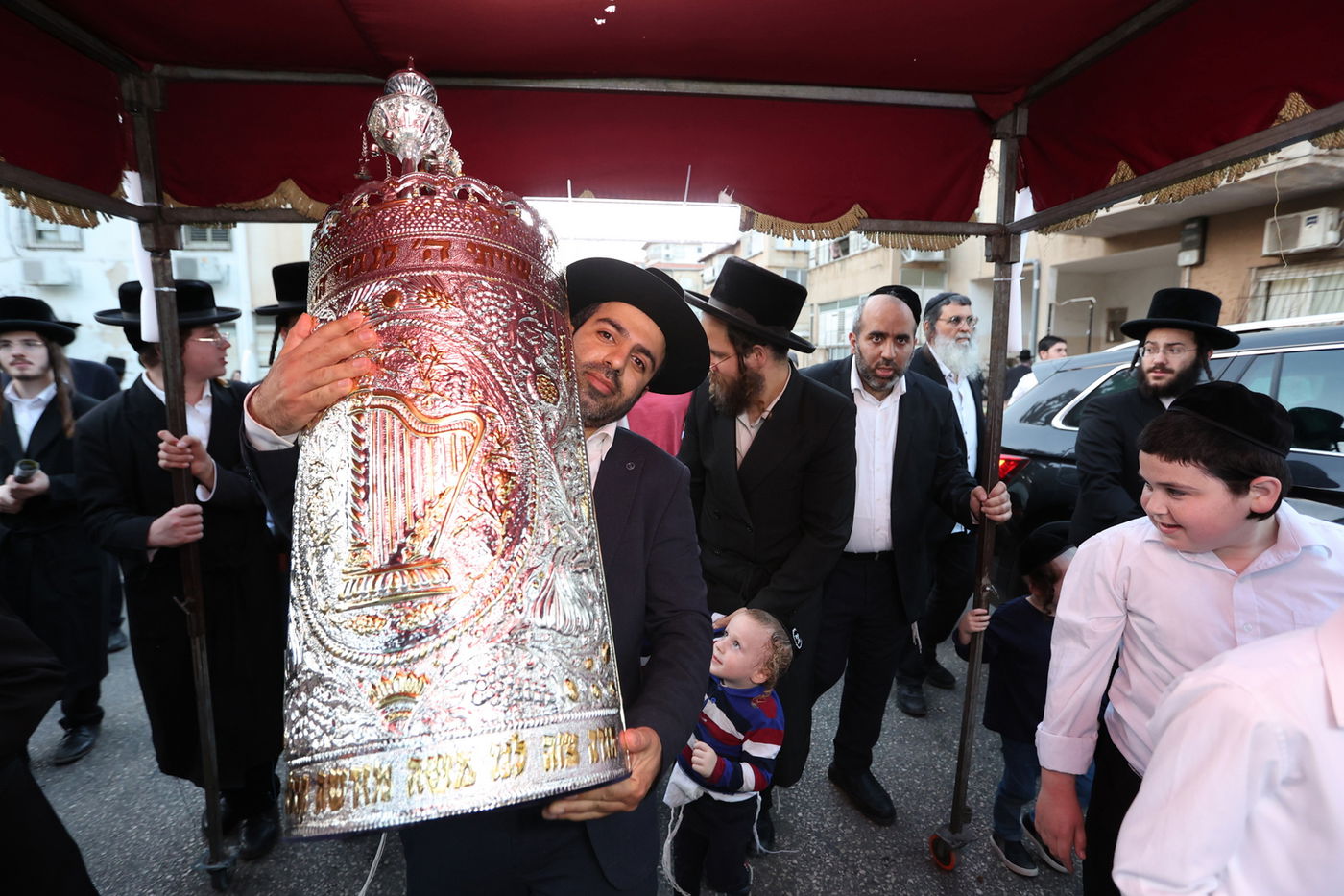 הכנסת ספר תורה לישיבת 'דעת חכמה'