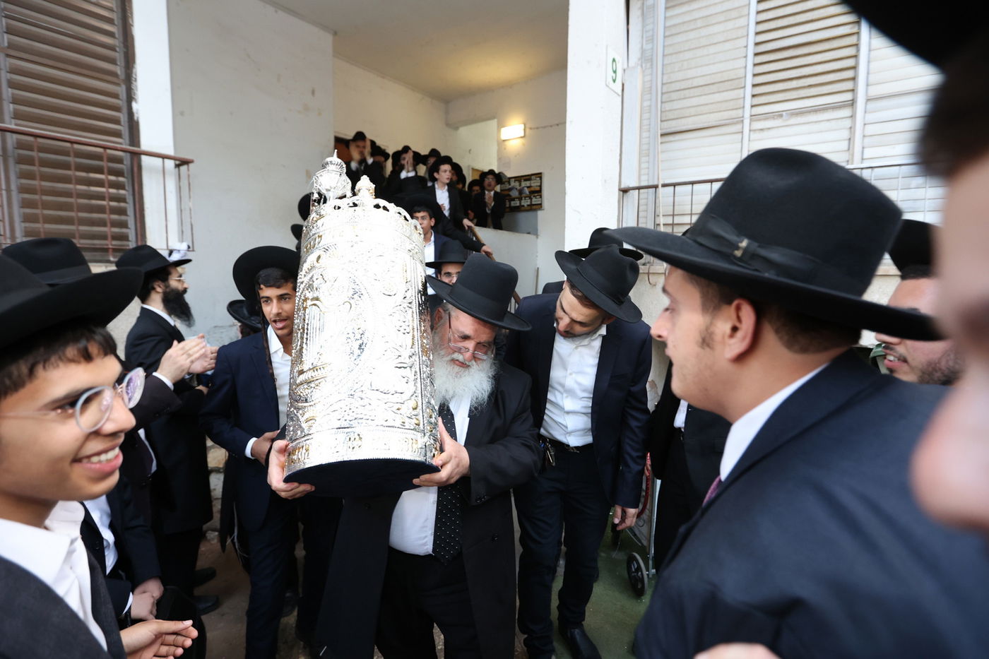 הכנסת ספר תורה לישיבת 'דעת חכמה'