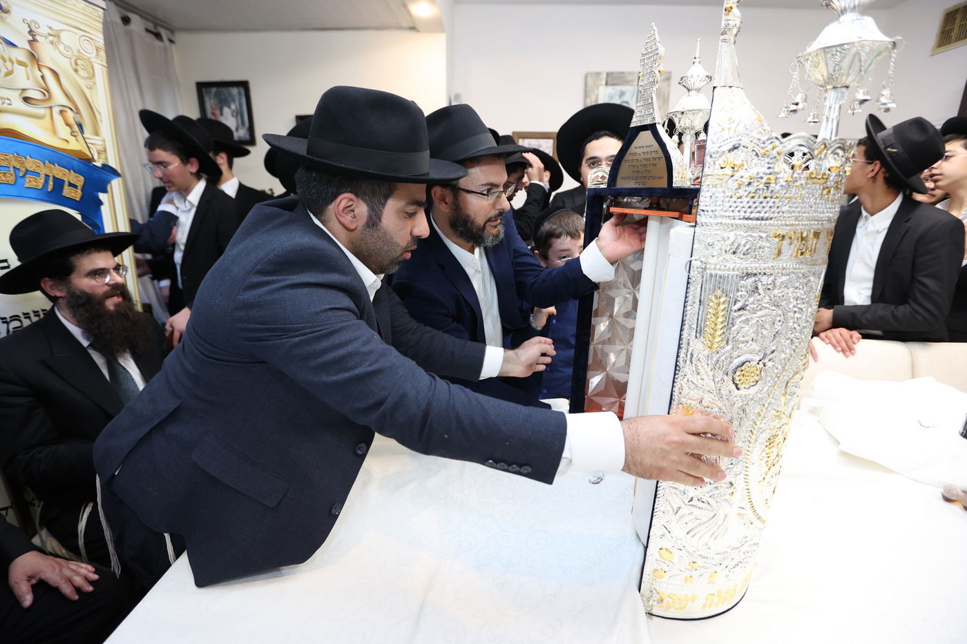 הכנסת ספר תורה לישיבת 'דעת חכמה'