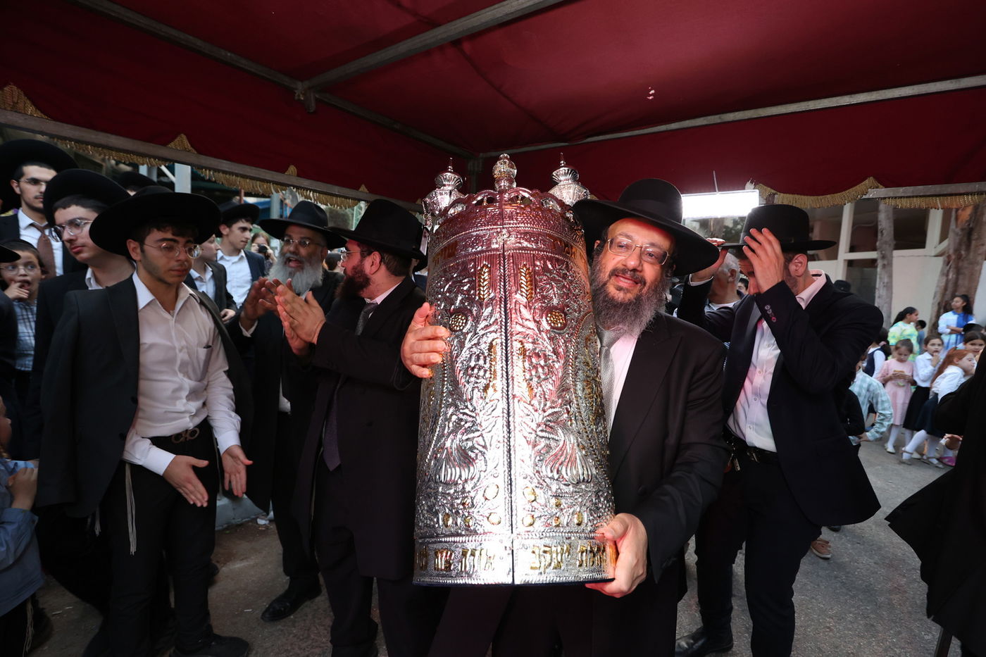 הכנסת ספר תורה לישיבת 'דעת חכמה'