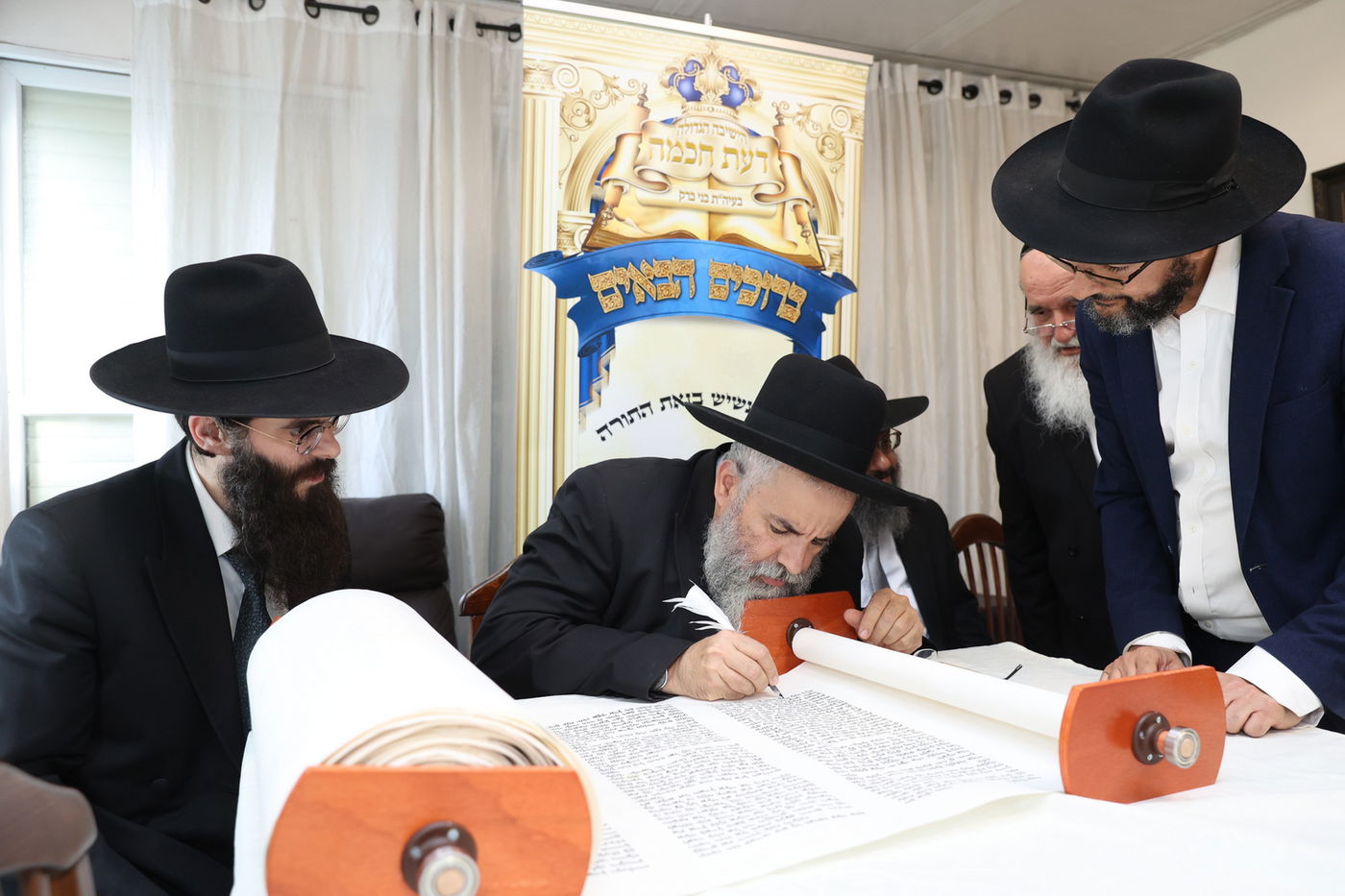 הכנסת ספר תורה לישיבת 'דעת חכמה'