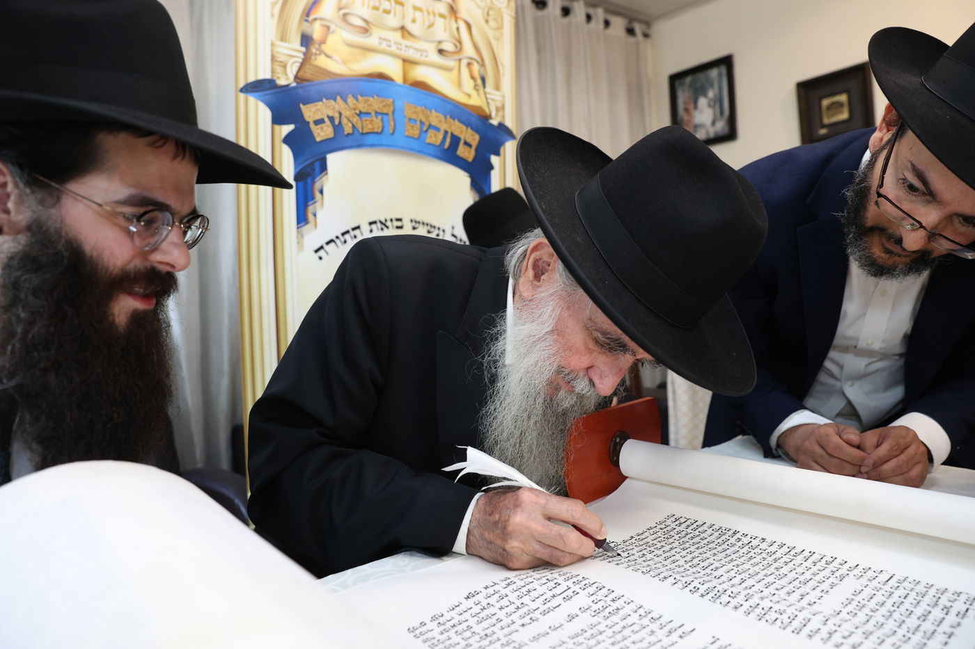 הכנסת ספר תורה לישיבת 'דעת חכמה'