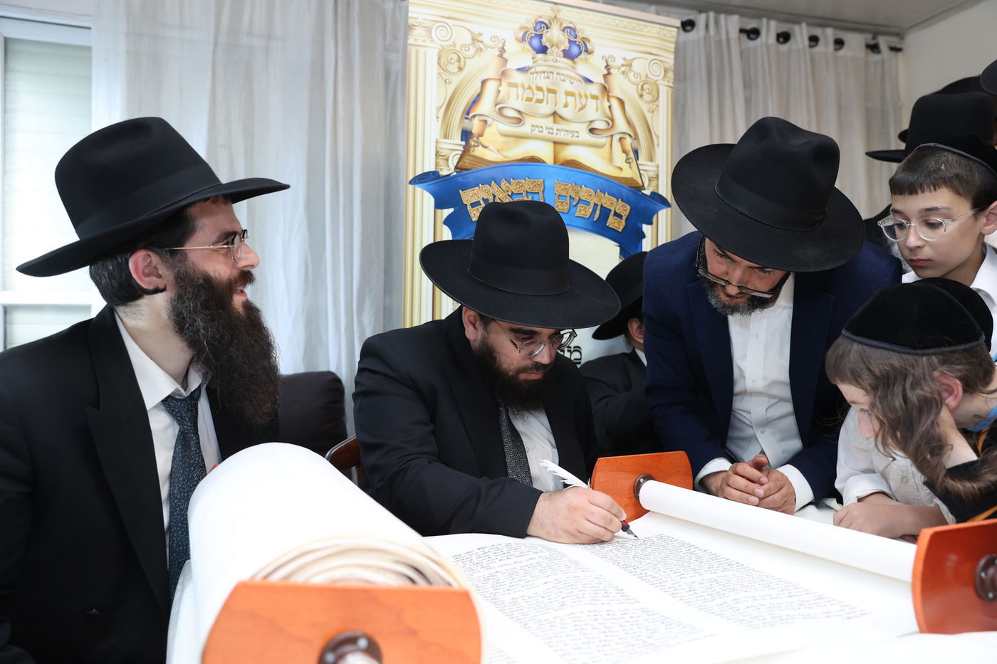 הכנסת ספר תורה לישיבת 'דעת חכמה'