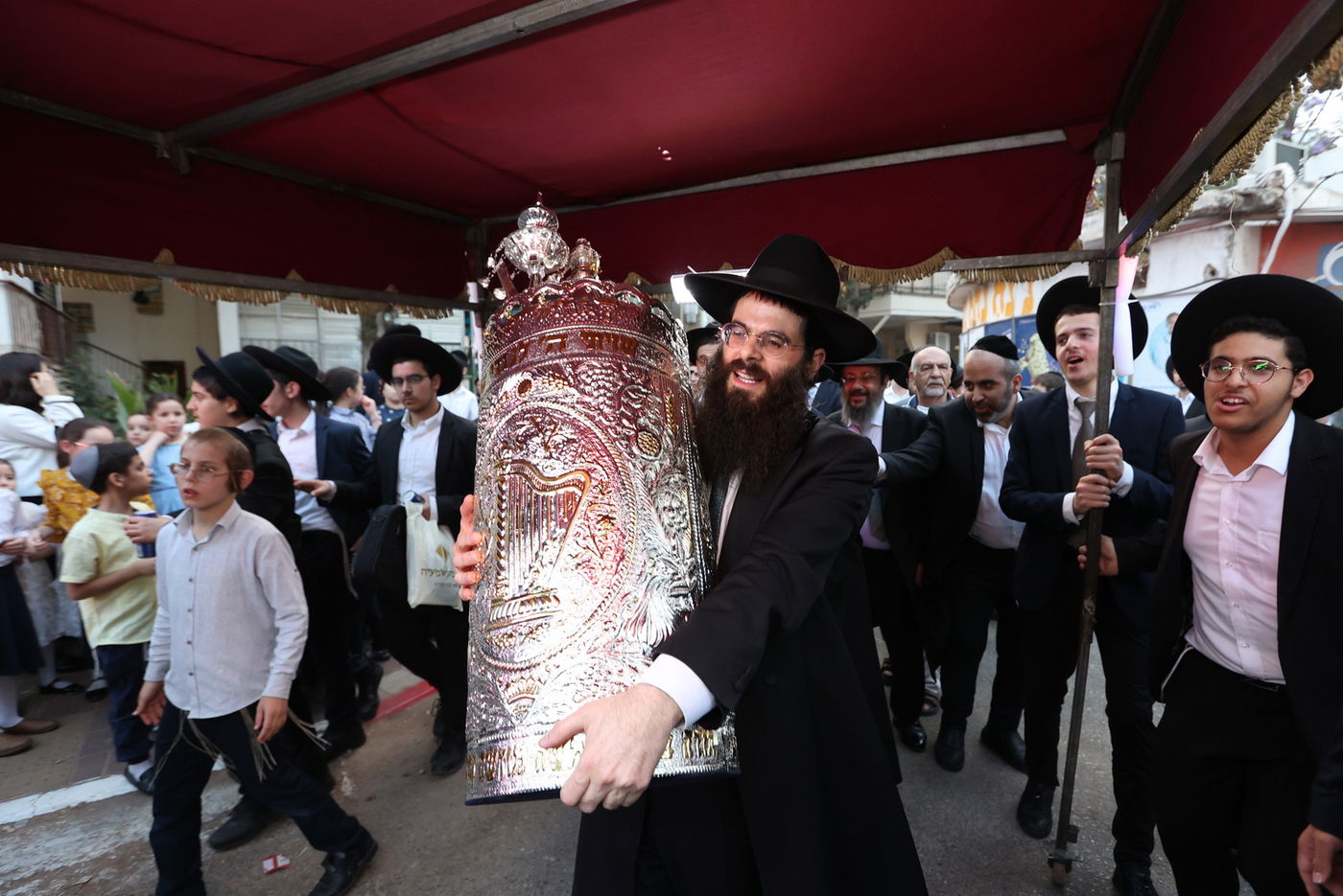 הכנסת ספר תורה לישיבת 'דעת חכמה'