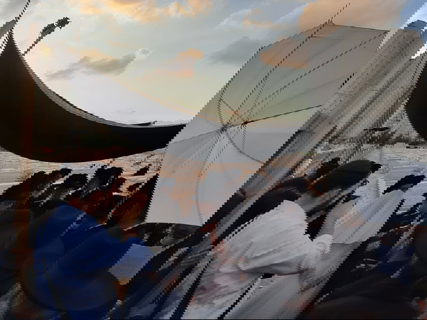 חופה של חתן יתום בבית הקברות כסגולה נגד מגיפת הקורונה