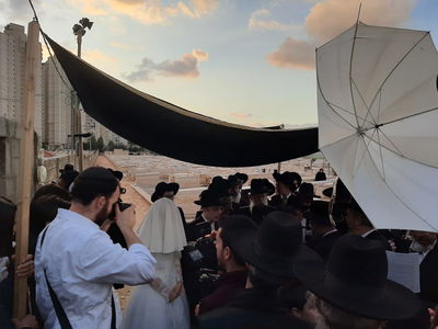 חופה של חתן יתום בבית הקברות כסגולה נגד מגיפת הקורונה