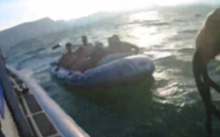 קבוצת מטיילים על סירה נקלעו למצוקה בלב ים | צפו בחילוץ