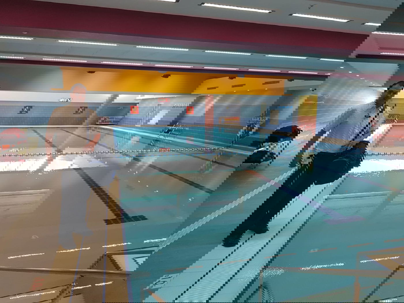 להקשיב למומחים ממך. לוינגר בבריכה