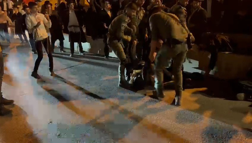העימותים בהפגנה, הערב