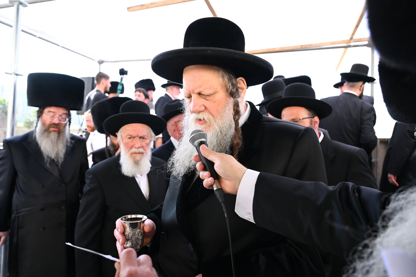 בעיצומה של החתונה הגדולה בגור: שיחה ממושכת בין רה"י הגרב"מ אזרחי והרבי מגור