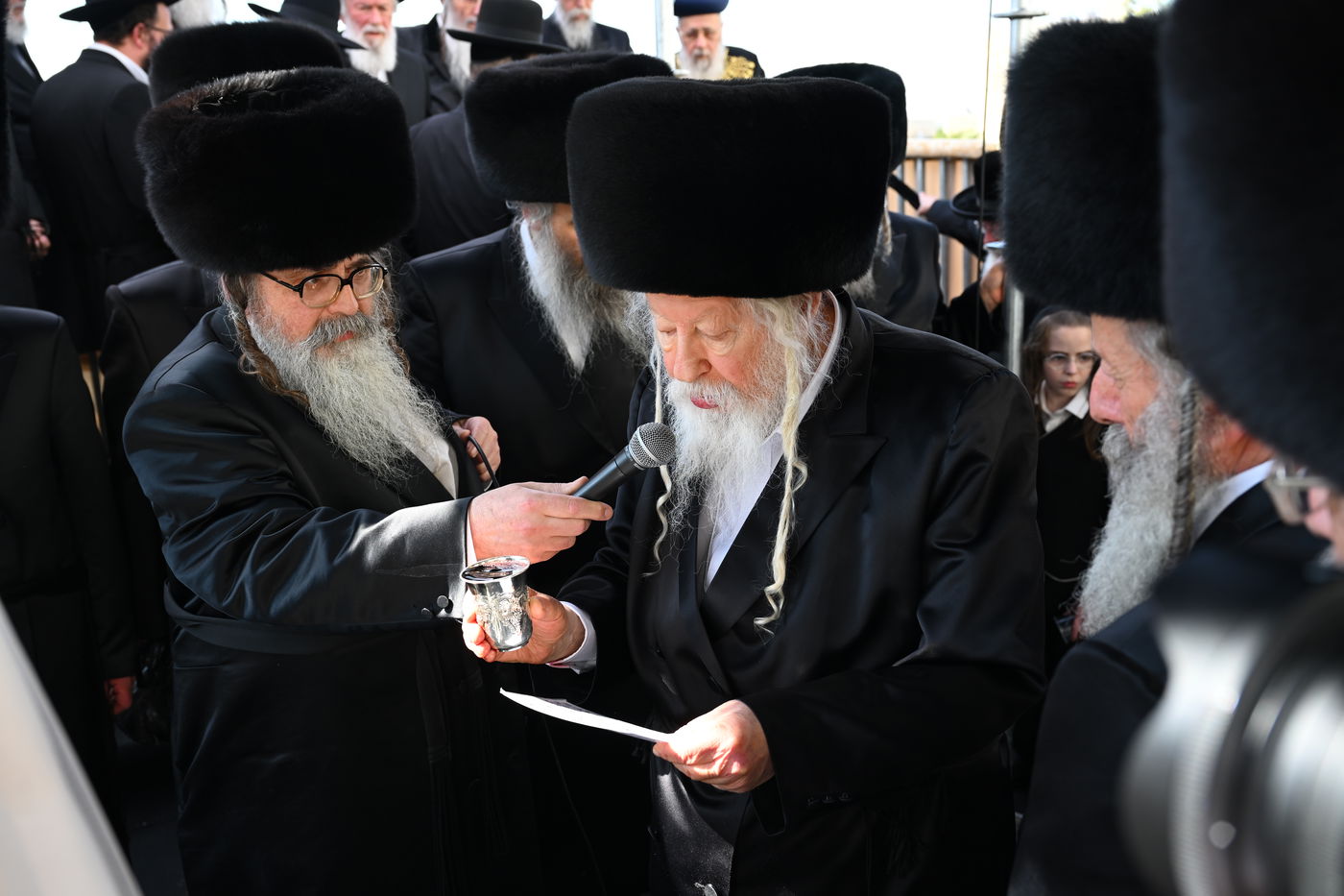 בעיצומה של החתונה הגדולה בגור: שיחה ממושכת בין רה"י הגרב"מ אזרחי והרבי מגור