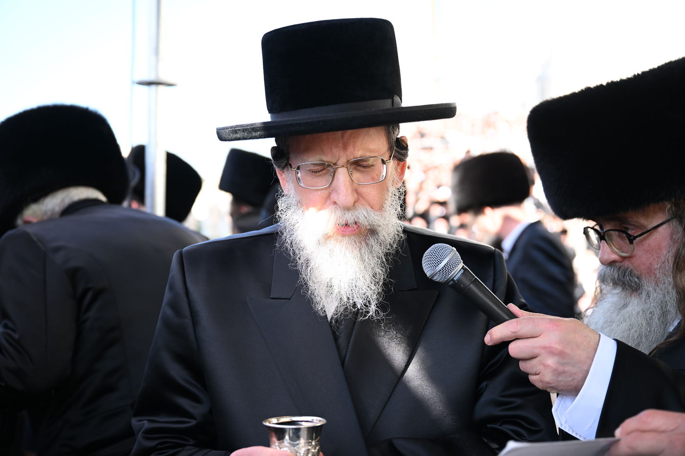 בעיצומה של החתונה הגדולה בגור: שיחה ממושכת בין רה"י הגרב"מ אזרחי והרבי מגור