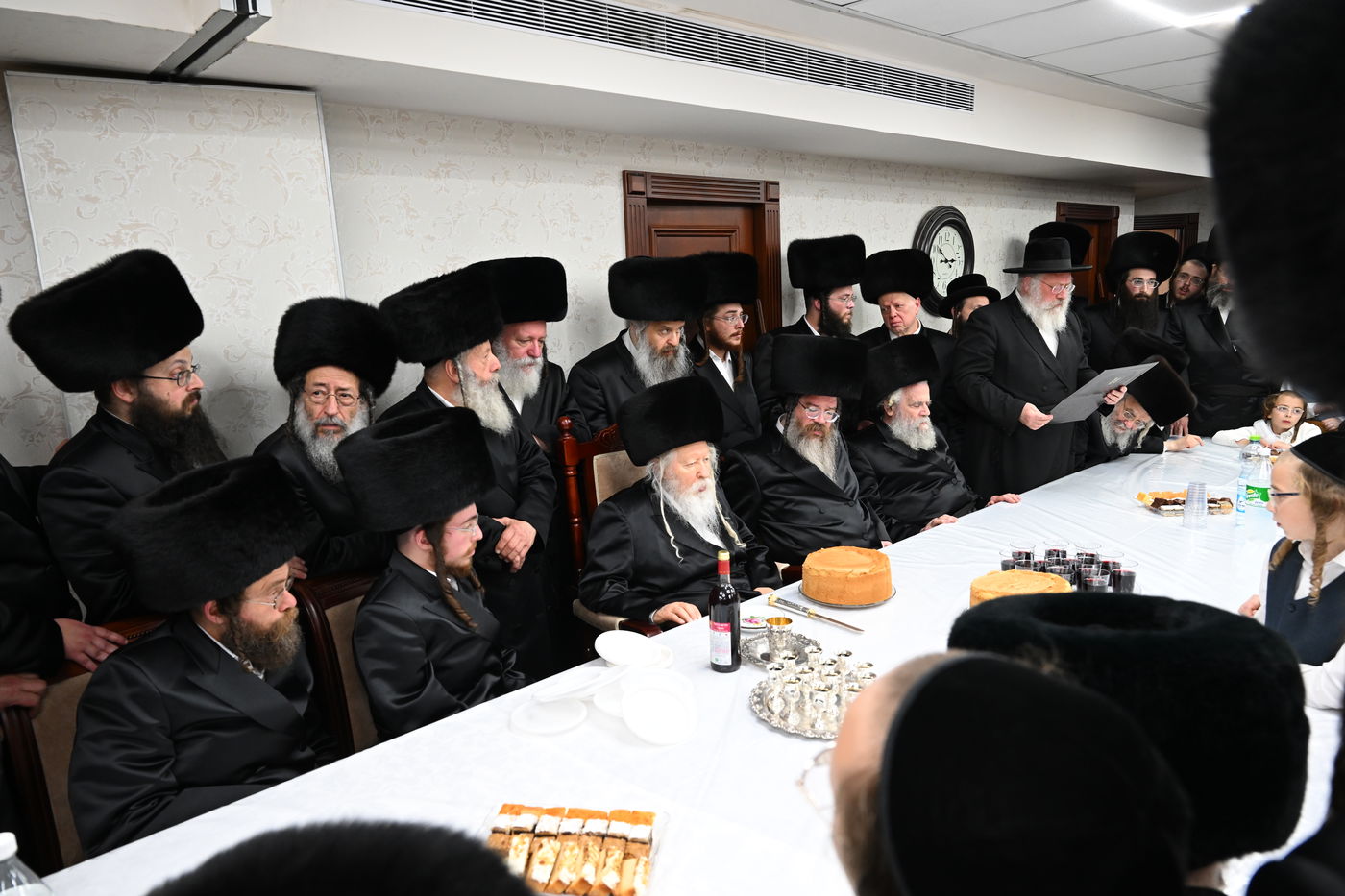 בעיצומה של החתונה הגדולה בגור: שיחה ממושכת בין רה"י הגרב"מ אזרחי והרבי מגור