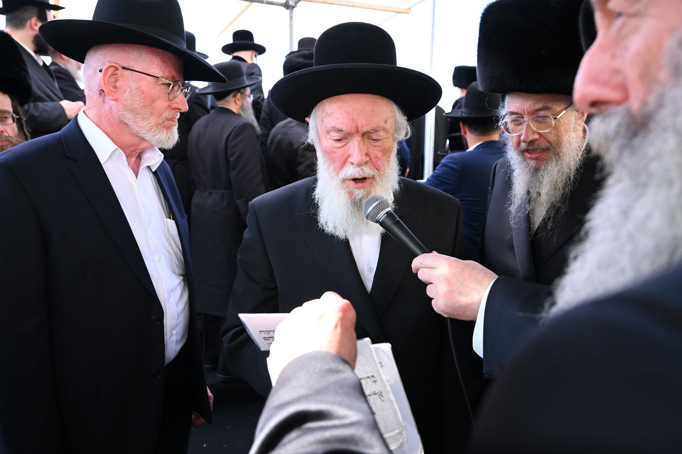 בעיצומה של החתונה הגדולה בגור: שיחה ממושכת בין רה"י הגרב"מ אזרחי והרבי מגור