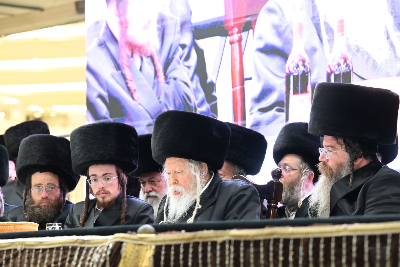 בעיצומה של החתונה הגדולה בגור: שיחה ממושכת בין רה"י הגרב"מ אזרחי והרבי מגור