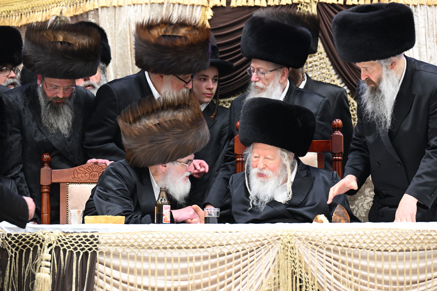 בעיצומה של החתונה הגדולה בגור: שיחה ממושכת בין רה"י הגרב"מ אזרחי והרבי מגור